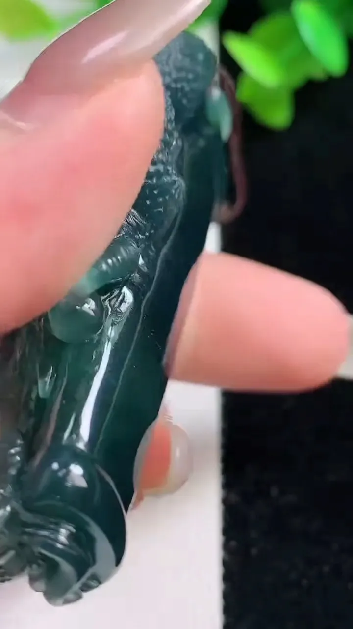 天然A货翡翠蓝水降魔杵吊坠，尺寸63.2-29.2-17.6，重量:45.87g
10月28日