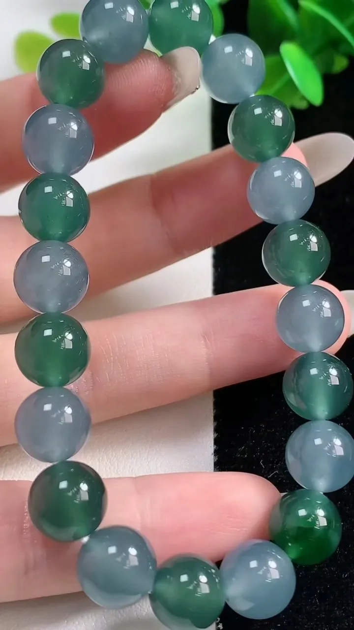 天然A货翡翠圆珠手串，尺寸9.5-20颗，重量:32.93g10月28日
工厂直销收藏佳品,种好水足，色泽均匀，有种有色，上手高大气！