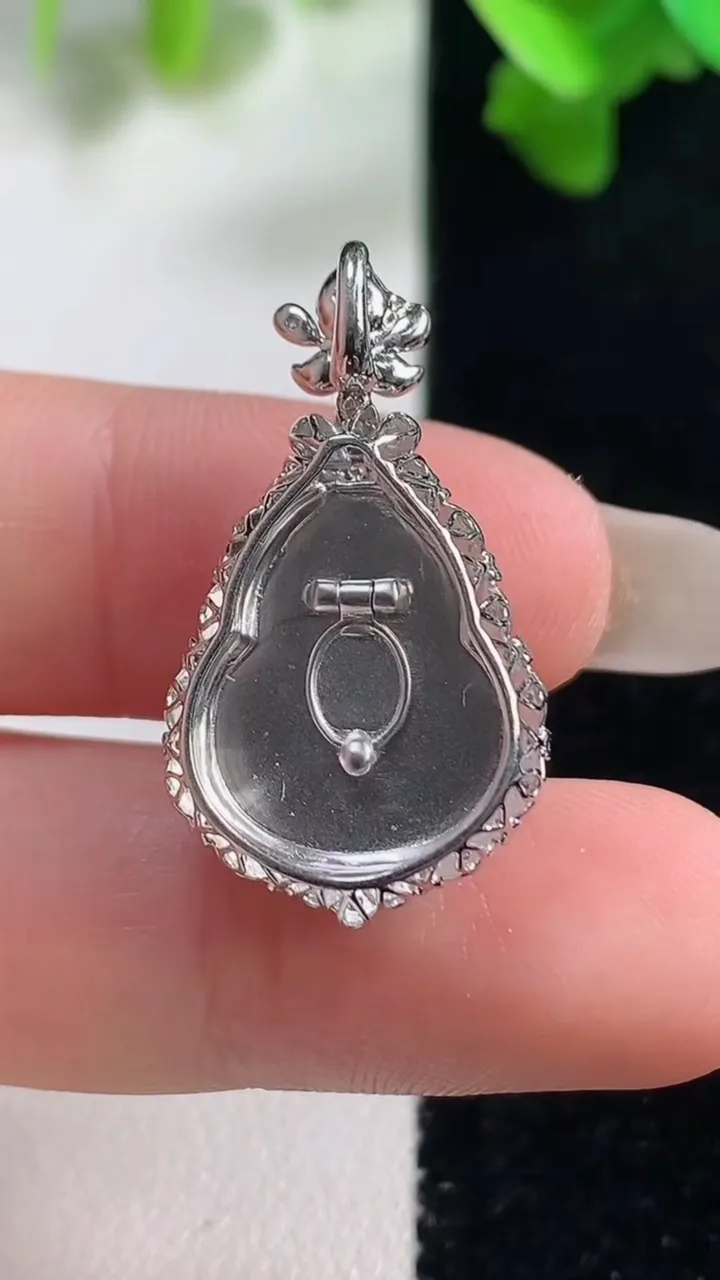 天然A货翡翠葫芦吊坠，尺寸28.5-15.8-8.4，裸石16-12.6重量:3.59g
10月28日