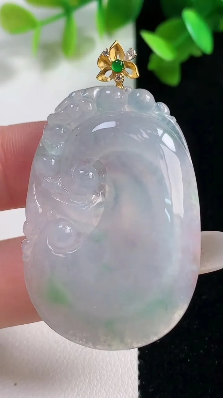 天然A货翡翠如意吊坠，尺寸44.5-30-5.5，重量:13.01g
10月28日