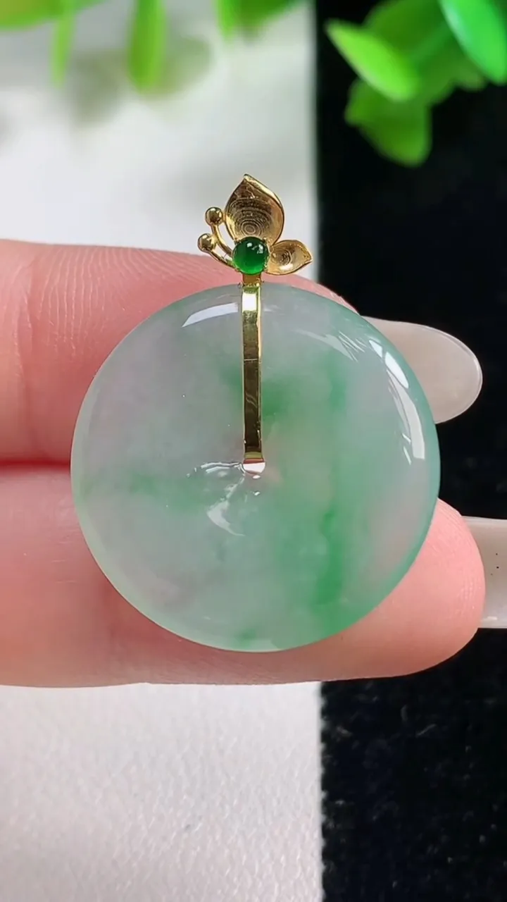 天然A货翡翠平安扣吊坠，尺寸23.6-4，重量:5.55g
10月28日