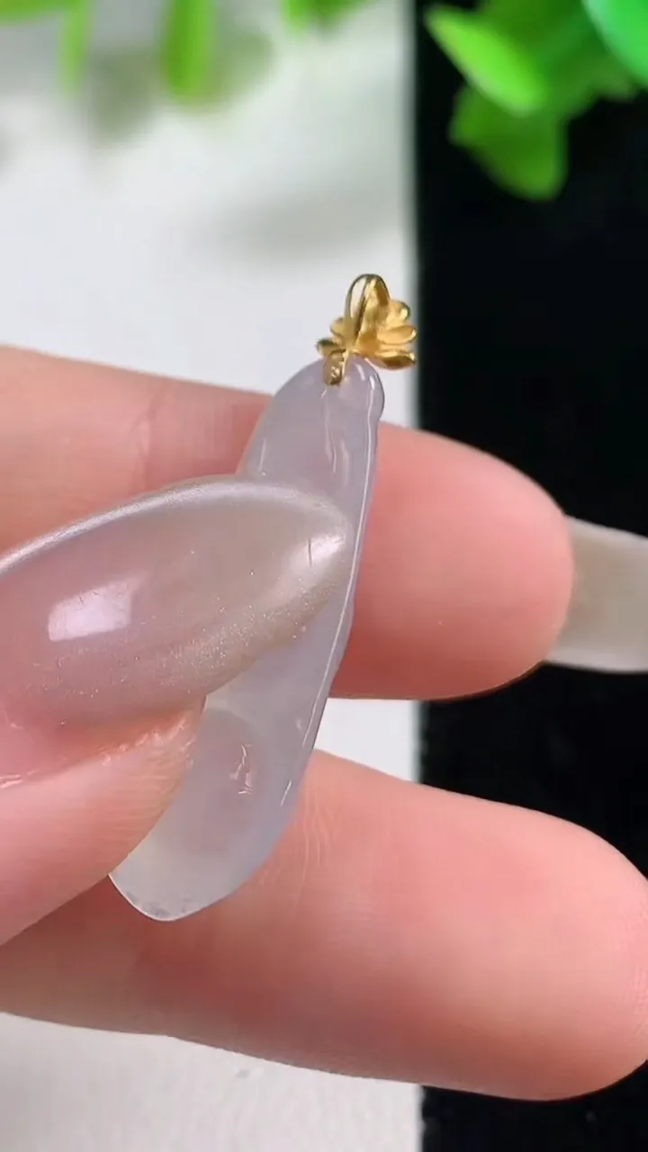 天然A货翡翠种白冰福豆吊坠，尺寸26.3-8.8-6.6，重量:2.70g
10月28日