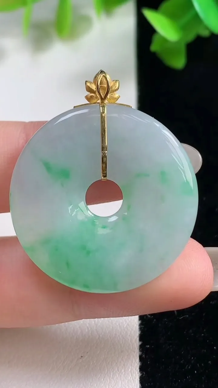 天然A货翡翠平安扣吊坠，尺寸31-3.9，重量:9.48g
10月28日