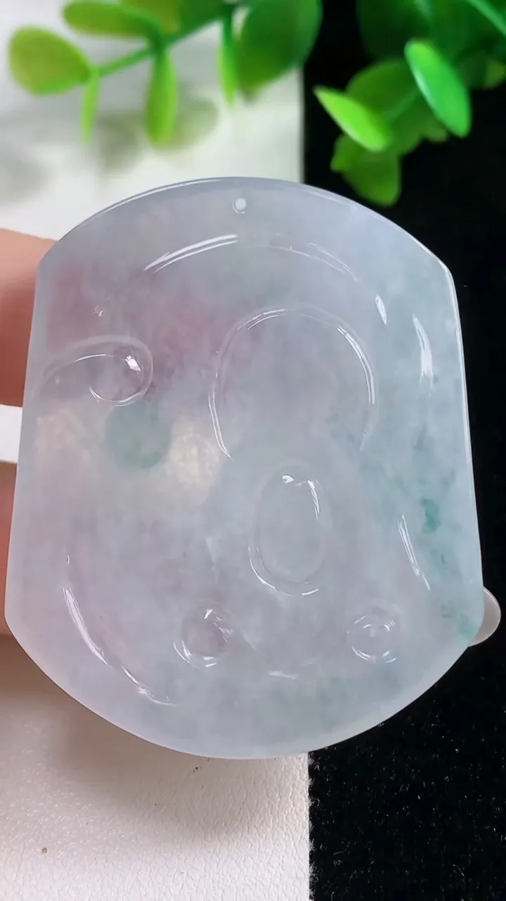 天然A货翡翠冰种飘花观音菩萨吊坠，尺寸51.4-42.2-5.3，重量:24.92g
10月28日