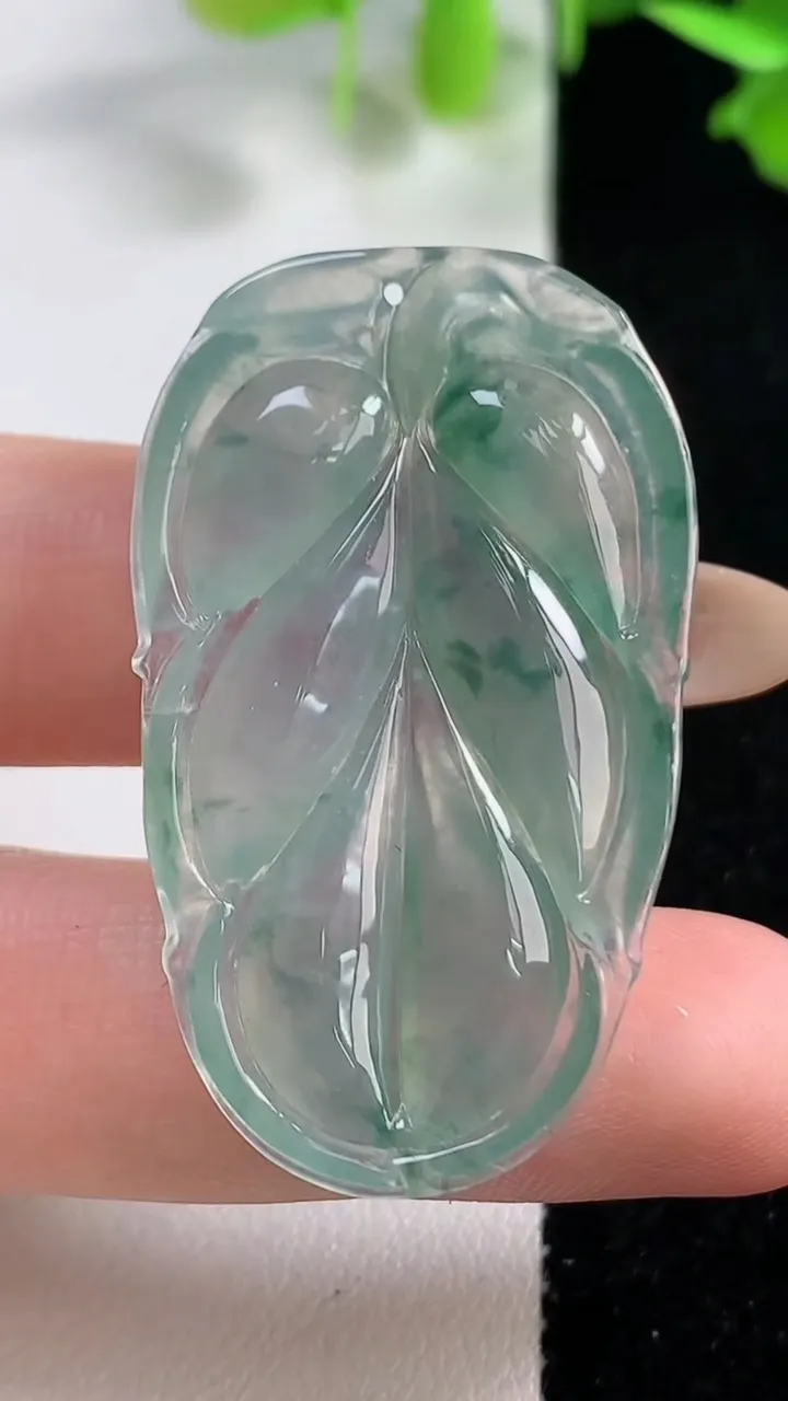 天然A货翡翠冰种飘花金枝玉叶 叶子吊坠，尺寸42.5-26-5.5，重量:9.04g
10月29日