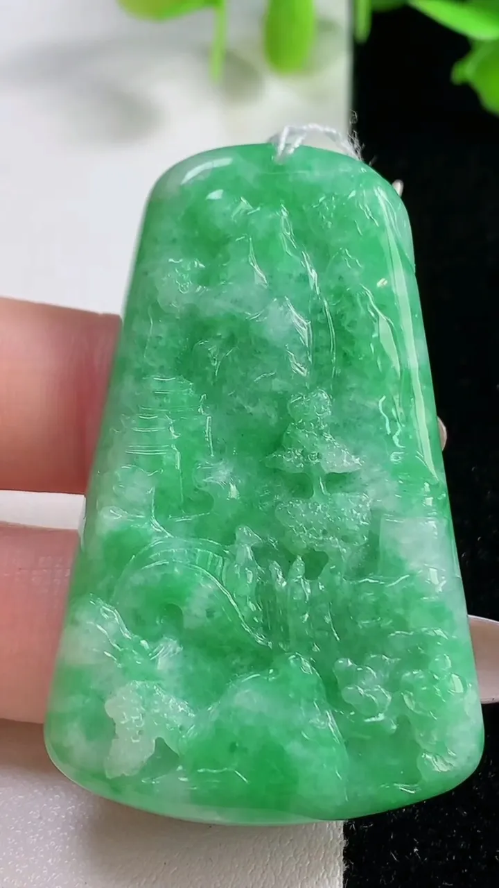 天然A货翡翠山水牌吊坠，尺寸53.8-33.2-7.2，重量:28.85g
10月29日