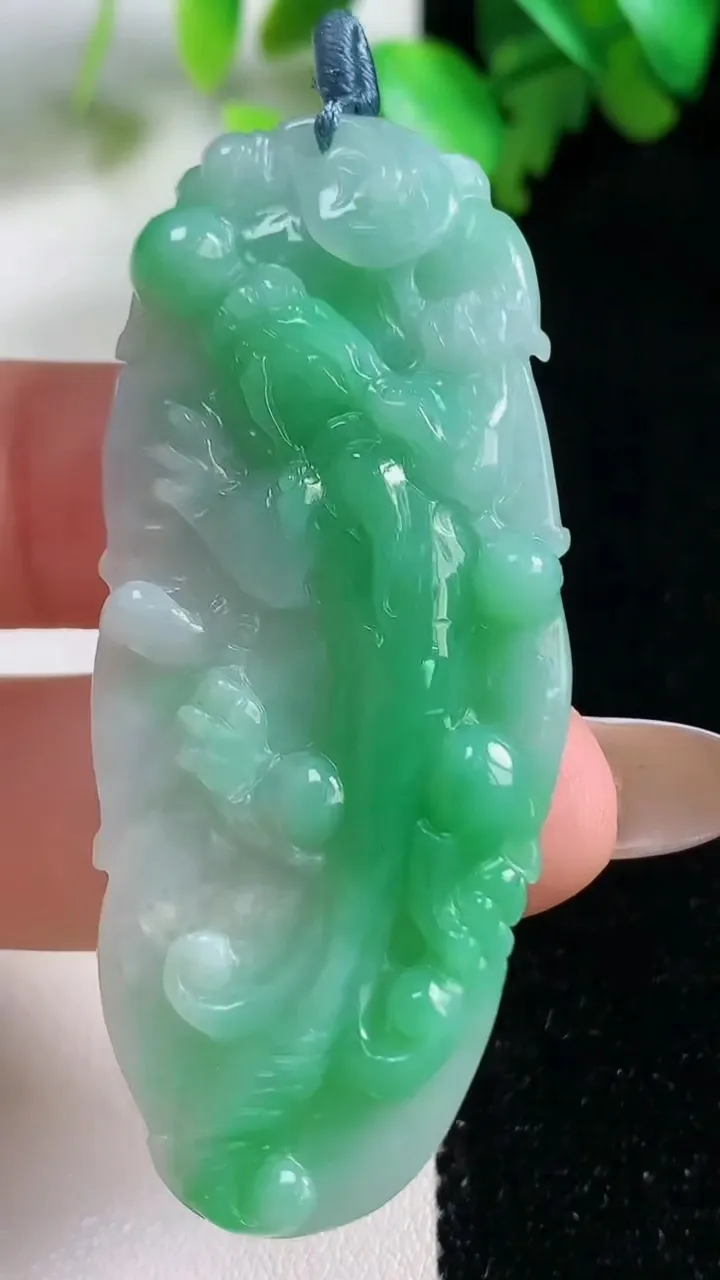 天然A货翡翠今非昔比 蜥蜴吊坠，尺寸58-24.1-6，重量:14.22g
10月29日