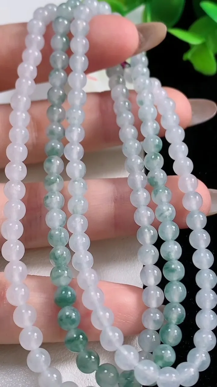 天然A货翡翠冰种飘花圆珠项链，尺寸4.6-138颗，重量:26.50g
10月29日