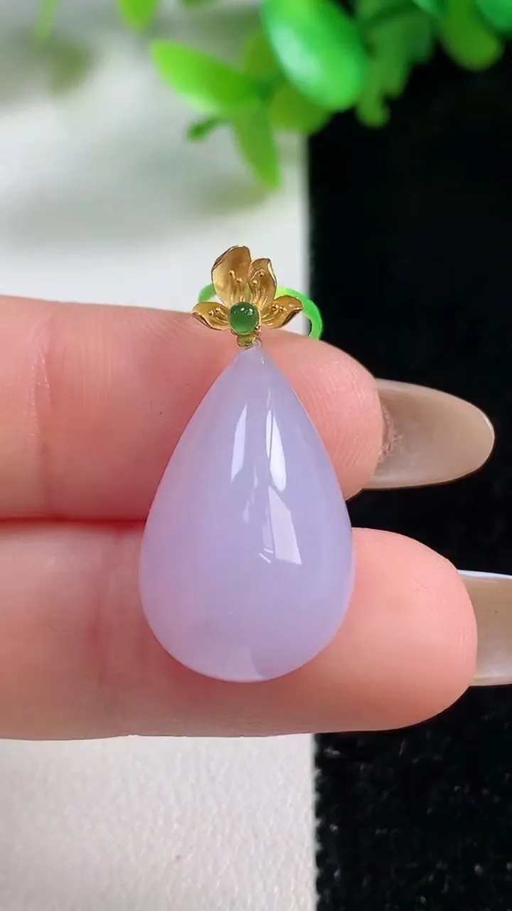 天然A货翡翠18K金紫罗兰水滴吊坠，尺寸20.8-13.6-8.5，重量:3.84g
10月29日