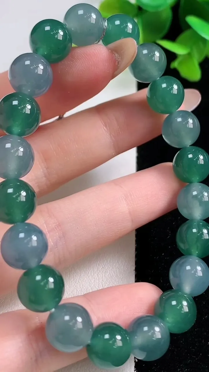 天然A货翡翠圆珠手串，尺寸9.7-20颗，重量:32.95g10月29日
工厂直销收藏佳品,种好水足