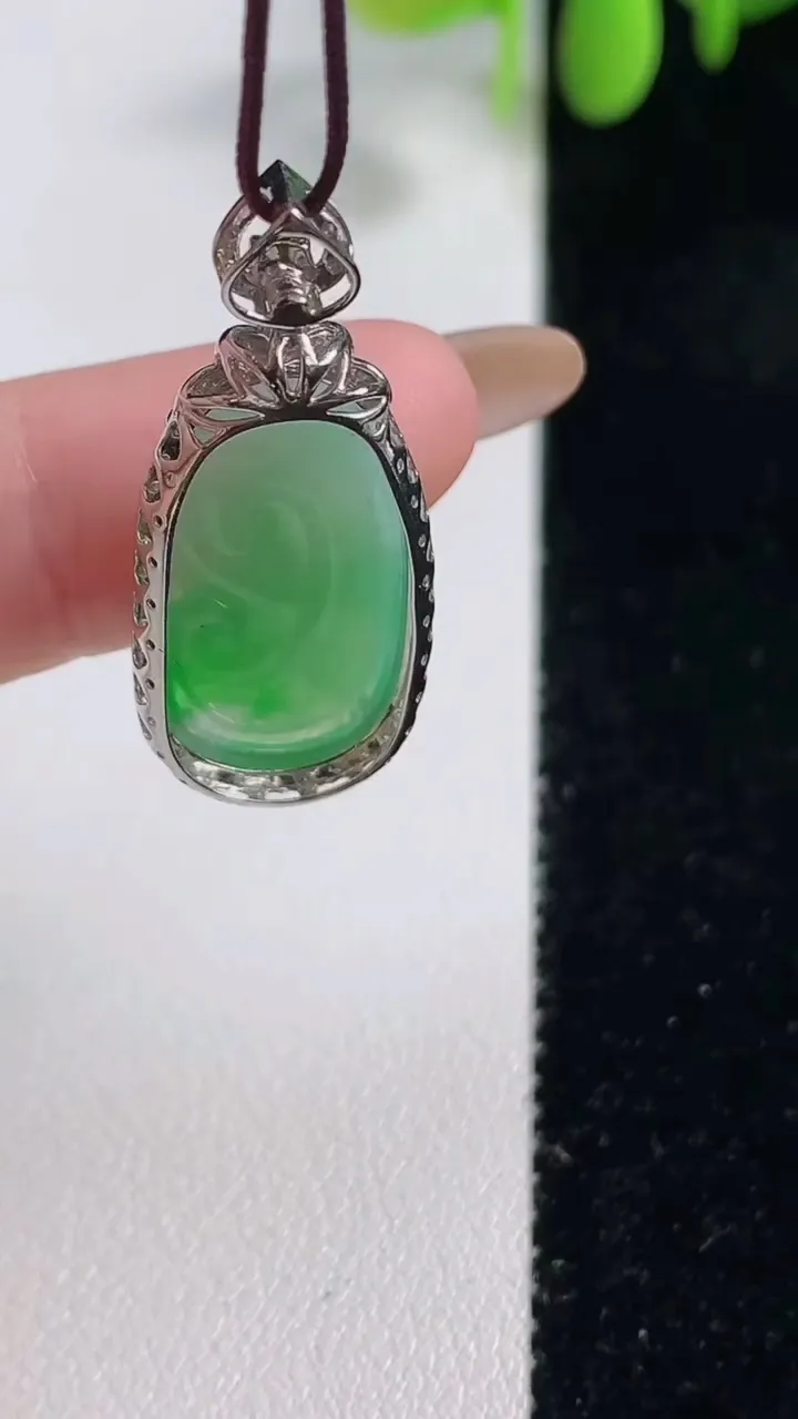 天然A货翡翠如意吊坠，尺寸32-13.2-5.6，裸石20.3-11.2重量:2.77g
10月29日