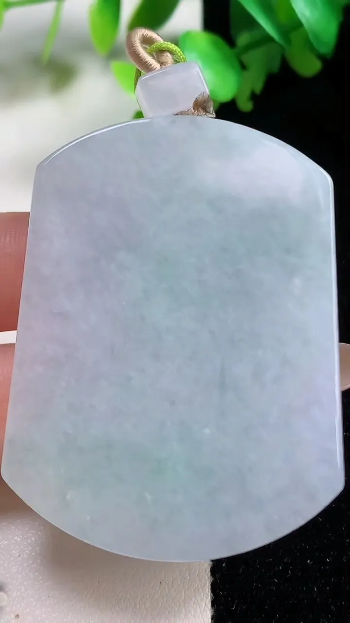 天然A货翡翠无事牌吊坠，尺寸54-39.8-6.4，重量:38.61g
10月29日