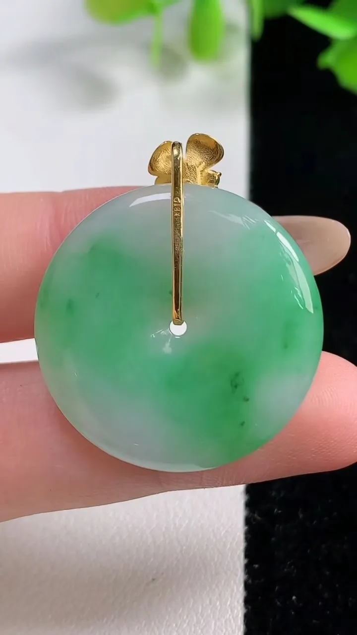 天然A货翡翠平安扣吊坠，尺寸27.6-4.3，重量:8.76g
10月29日