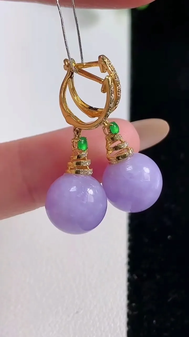 天然A货翡翠18K金紫罗兰圆珠耳坠，尺寸10.7，重量:6.41g10月29日
工厂直销收藏佳品,种好水足，色泽均匀，有种有色，上手高大气！