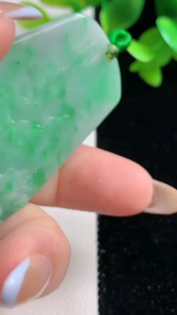 天然A货翡翠山水牌吊坠，尺寸62.8-39.3-5.5，重量:26.18g
10月29日