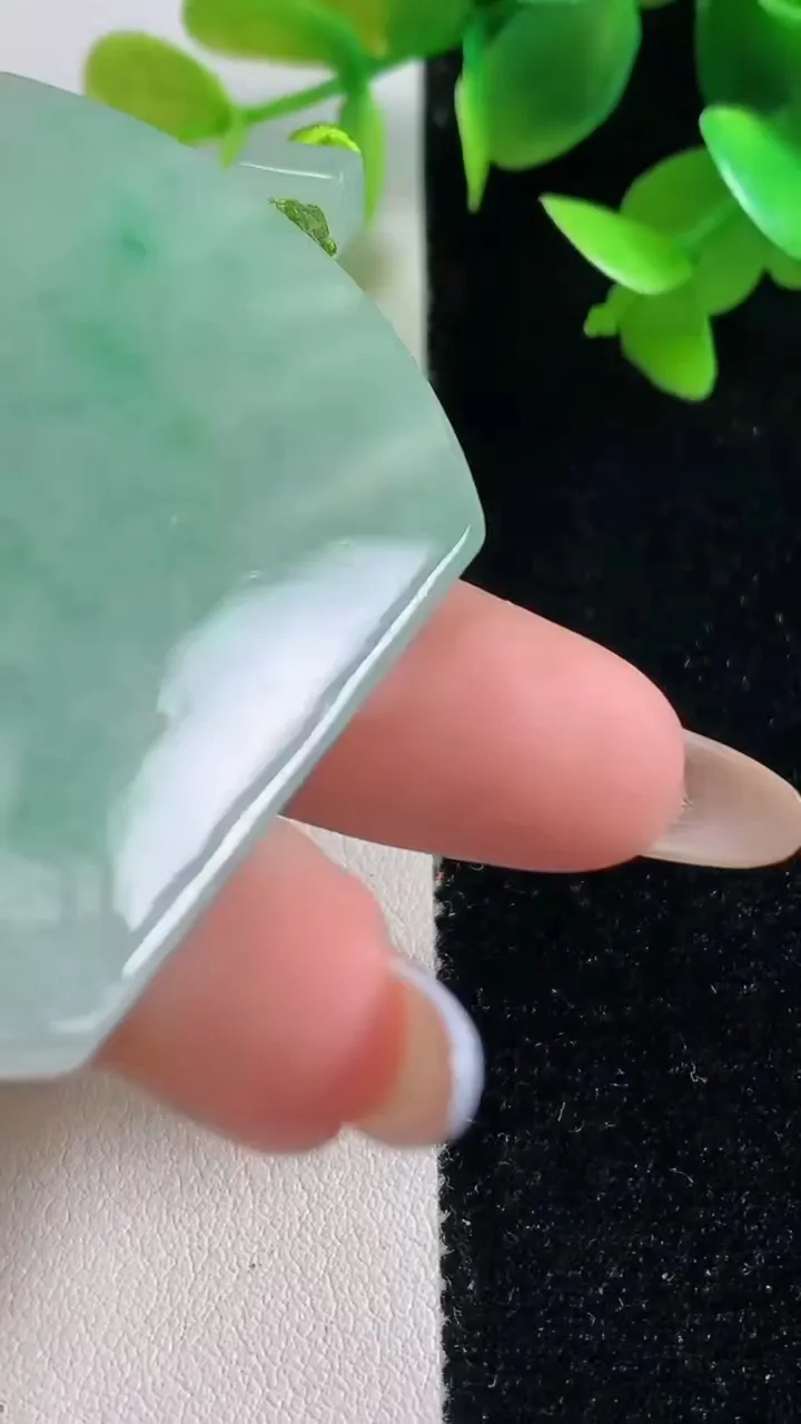 天然A货翡翠无事牌吊坠，尺寸56-42.3-5.3，重量:34.03g
10月29日