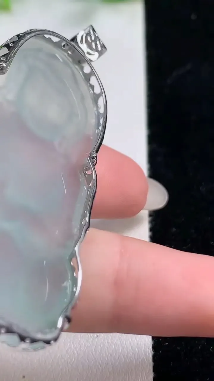 天然A货翡翠种白冰观音菩萨吊坠，尺寸57.8-35.8-8，重量:22.22g
10月29日