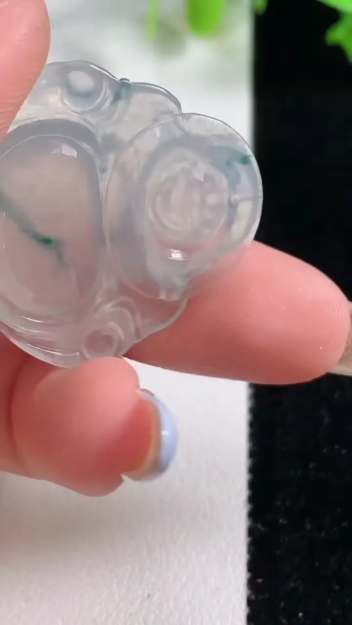 天然A货翡翠冰种飘花佛公吊坠，尺寸28.6-30.4-5，重量:5.89g
10月29日