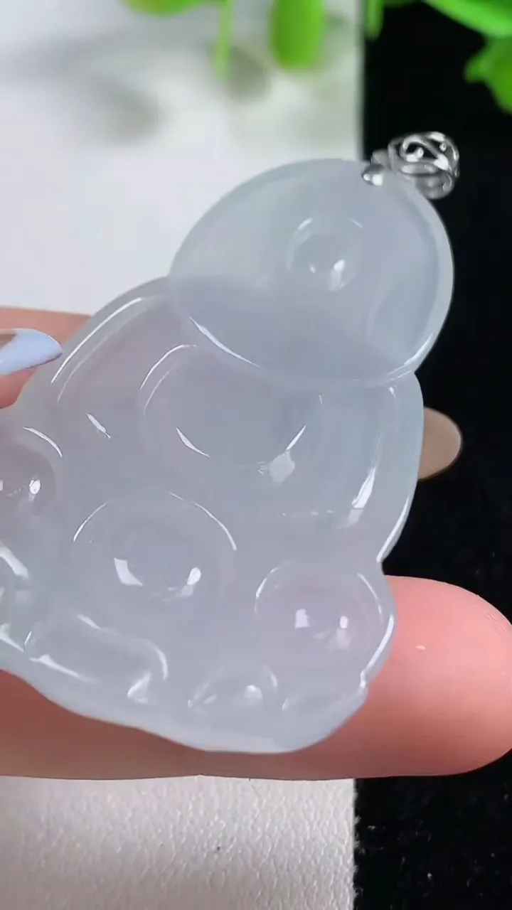 天然A货翡翠种白冰观音菩萨吊坠，尺寸52.8-32.3-6.3，重量:19.21g
10月29日