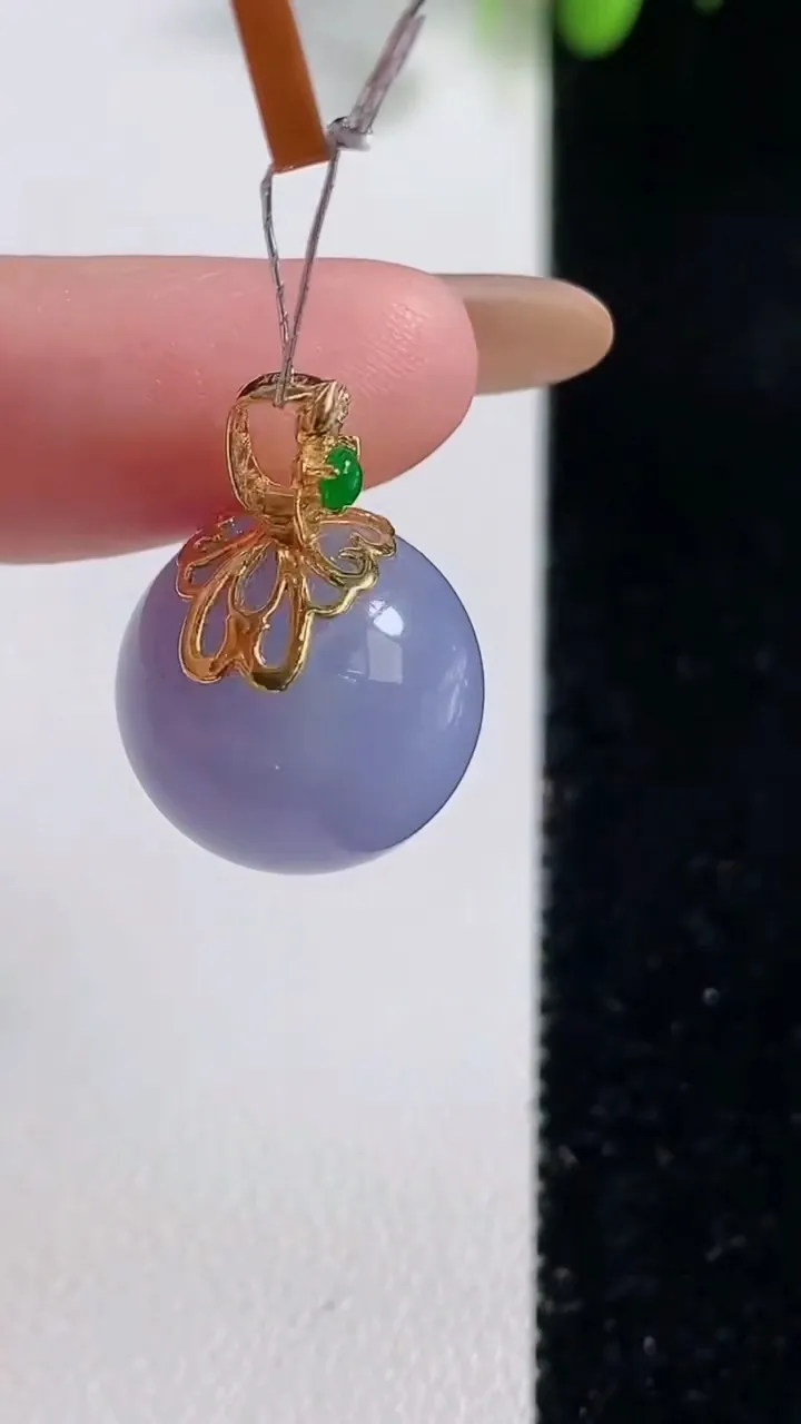 天然A货翡翠18K金紫罗兰圆珠吊坠，尺寸15.3，重量:7.79g10月29日
工厂直销收藏佳品,种好水足，色泽均匀，有种有色，上手高大气！