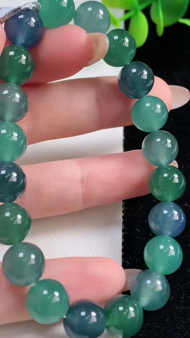 天然A货翡翠圆珠手串，尺寸9.6-20颗，重量:32.65g10月29日
工厂直销收藏佳品,种好水足