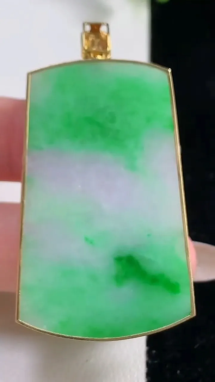 天然A货翡翠无事牌吊坠，尺寸476-30-4，重量:15.76g
10月29日