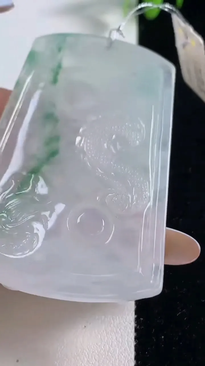 天然A货翡翠种飘花龙牌吊坠，尺寸61.7-40.7-6.5，重量:34.55g
10月29日