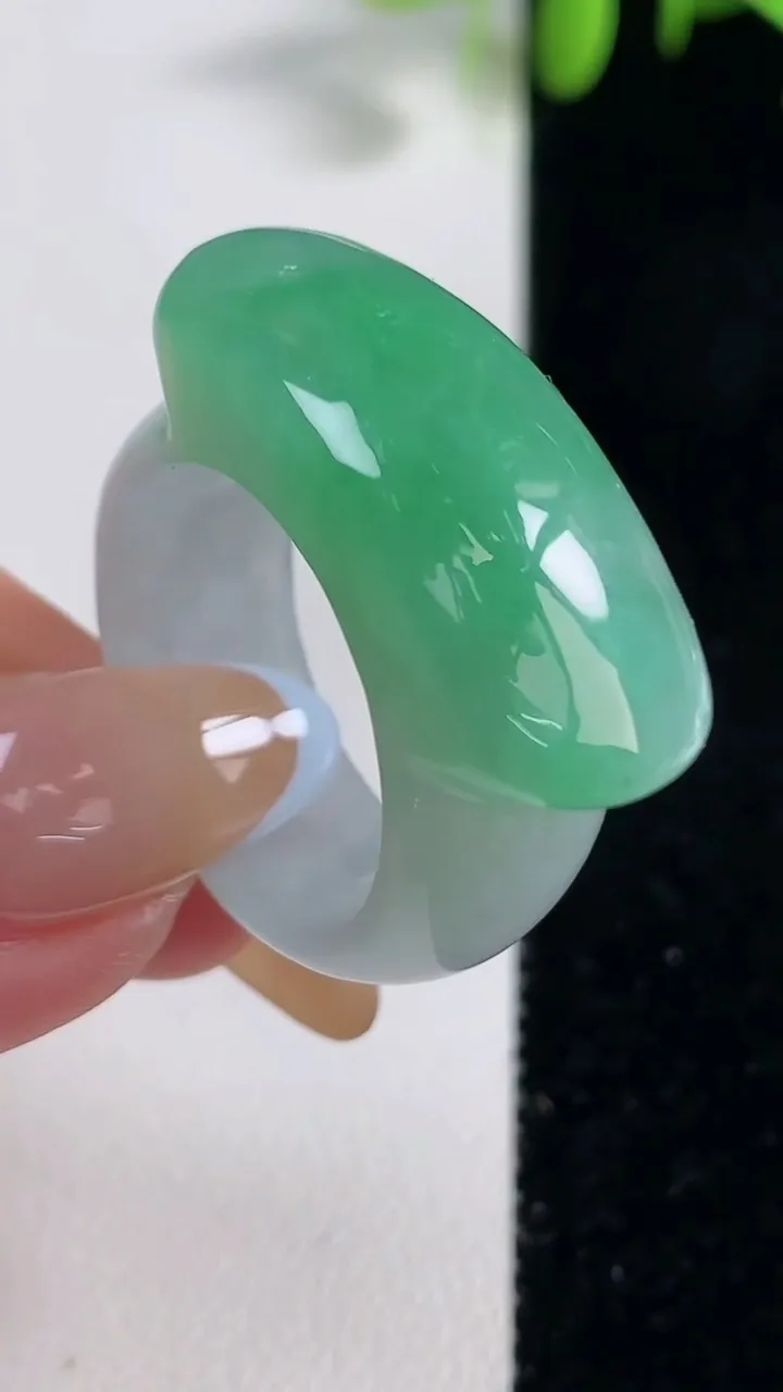 天然A货翡翠马鞍戒指 扳指，尺寸20.5-28.5-12.3-6.7，重量:14.63g2025年1