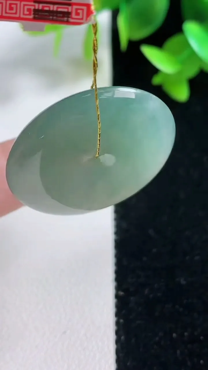 天然A货翡翠平安扣吊坠，尺寸30-5.7，重量:11.80g
10月29日