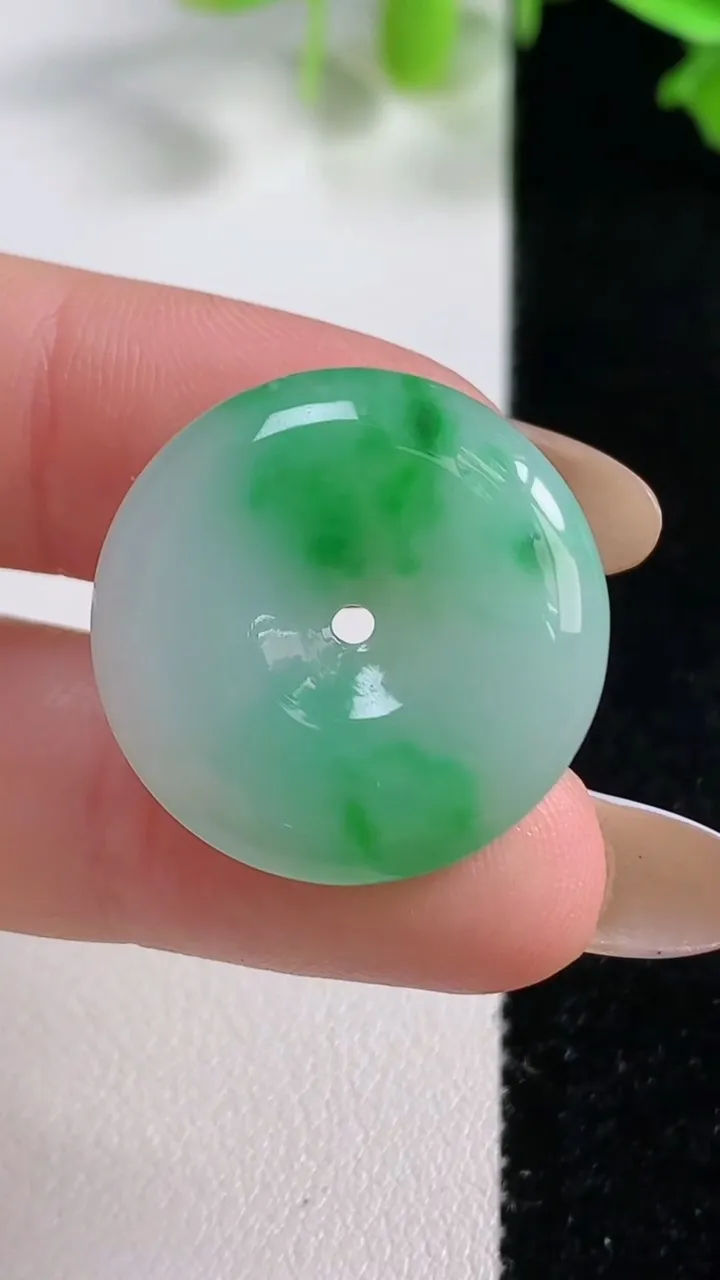 天然A货翡翠平安扣吊坠，尺寸24-5.2，重量:6.79g
10月29日