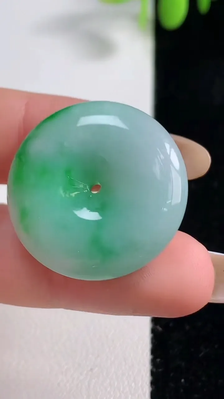 天然A货翡翠平安扣吊坠，尺寸27-6.1，重量:9.39g
10月29日