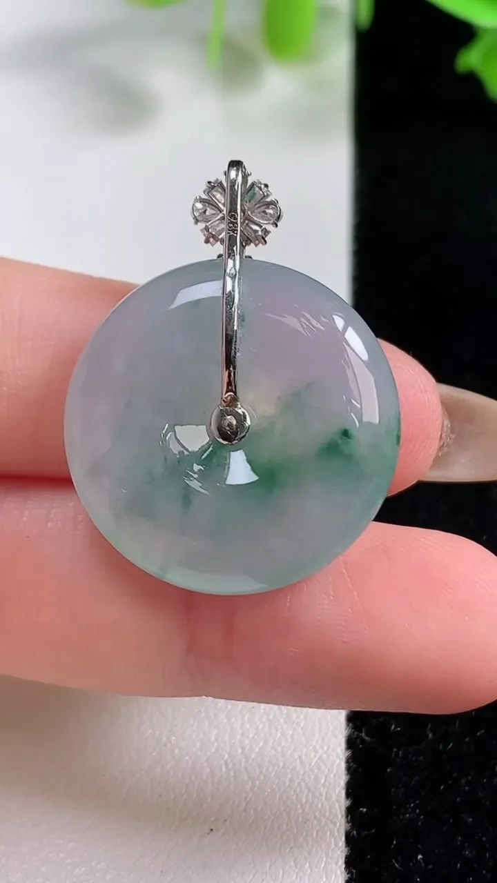 天然A货翡翠种飘花平安扣吊坠，尺寸23.7-6，重量:7.55g
10月29日