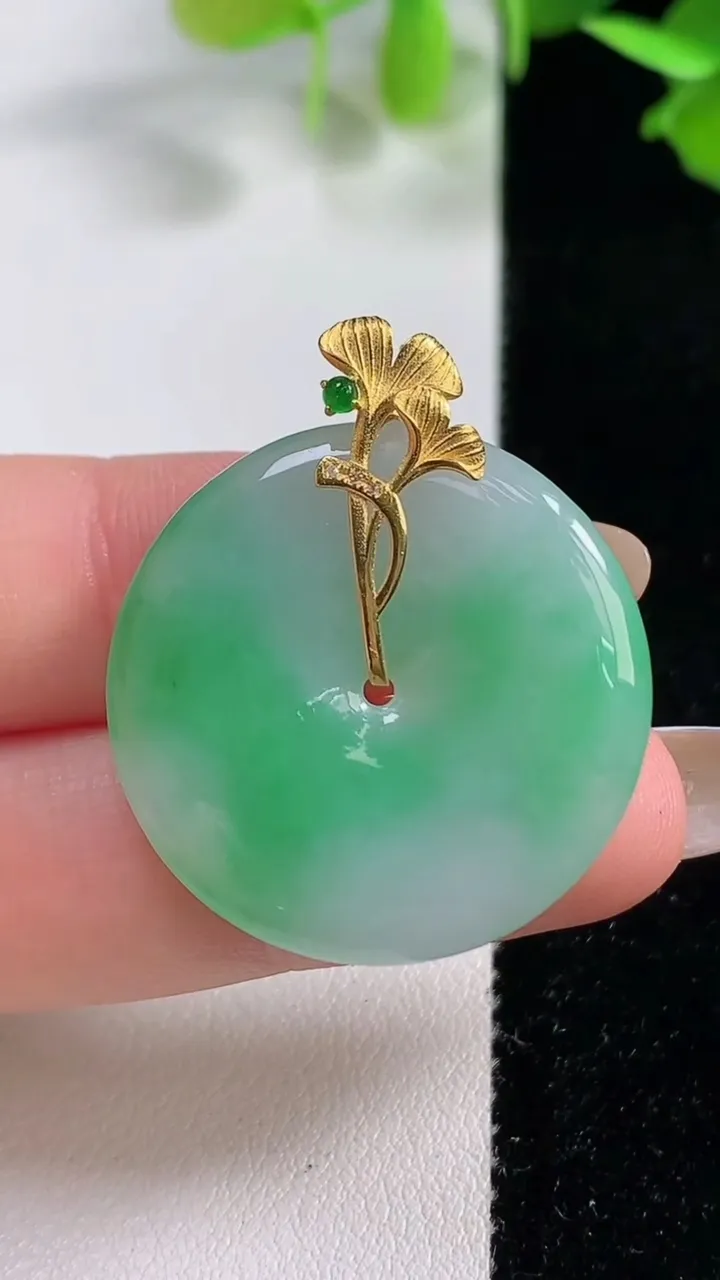 天然A货翡翠平安扣吊坠，尺寸27.6-4.3，重量:8.76g
10月29日