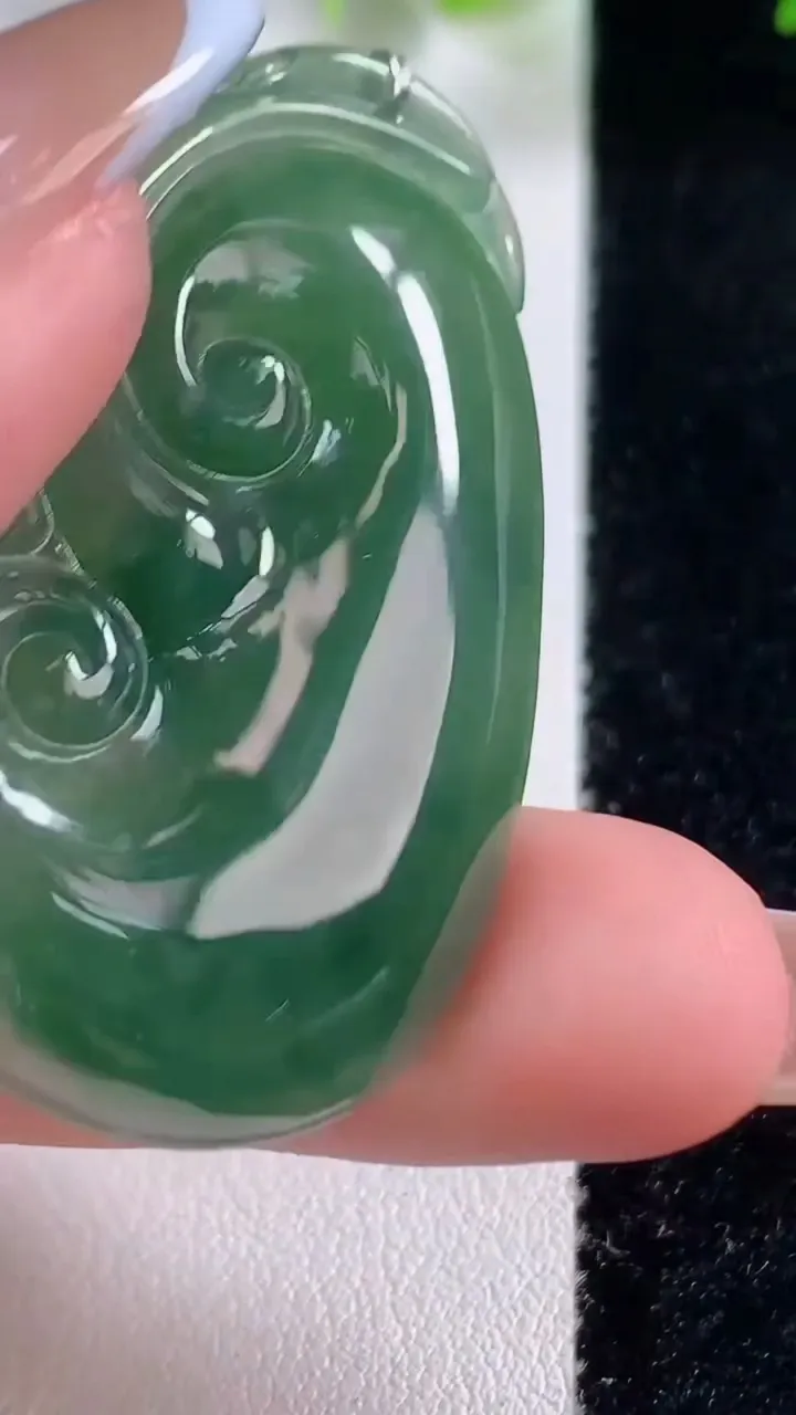 天然A货翡翠如意吊坠，尺寸46.3-26.8-5.9，重量:12.17g
10月29日