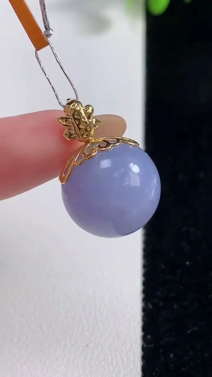 天然A货翡翠18K金紫罗兰圆珠吊坠，尺寸15.3，重量:7.79g10月29日
工厂直销收藏佳品,种好水足，色泽均匀，有种有色，上手高大气！