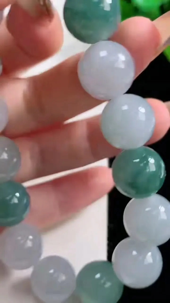 天然A货翡翠种飘花圆珠手串，尺寸13.3-16颗，重量:64.43g10月29日
工厂直销收藏佳品,种好水足，色泽均匀，有种有色，上手高大气！