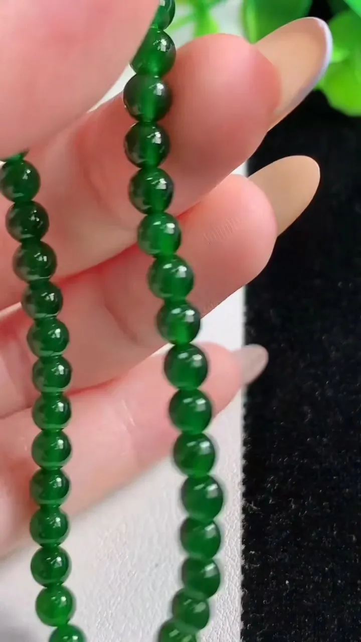 天然A货翡翠圆珠手串，尺寸4.7-38颗，重量:8.07g10月29日
工厂直销收藏佳品,种好水足，色泽均匀，有种有色，上手高大气！