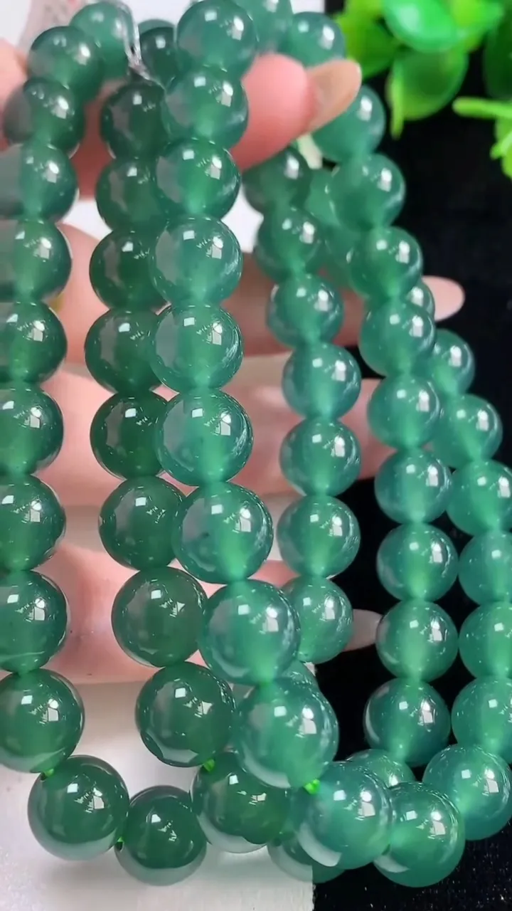 天然A货翡翠圆珠项链，尺寸10-68颗，重量:115.03g10月29日
工厂直销收藏佳品,种好水足，色泽均匀，有种有色，上手高大气！