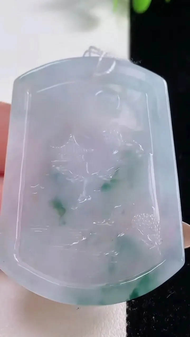 天然A货翡翠种飘花山水牌吊坠，尺寸53-38.2-6.4，重量:25.64g
10月29日