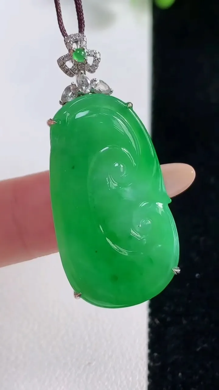 天然A货翡翠如意吊坠，尺寸31.8-18-5.5，重量:5.96g
10月29日