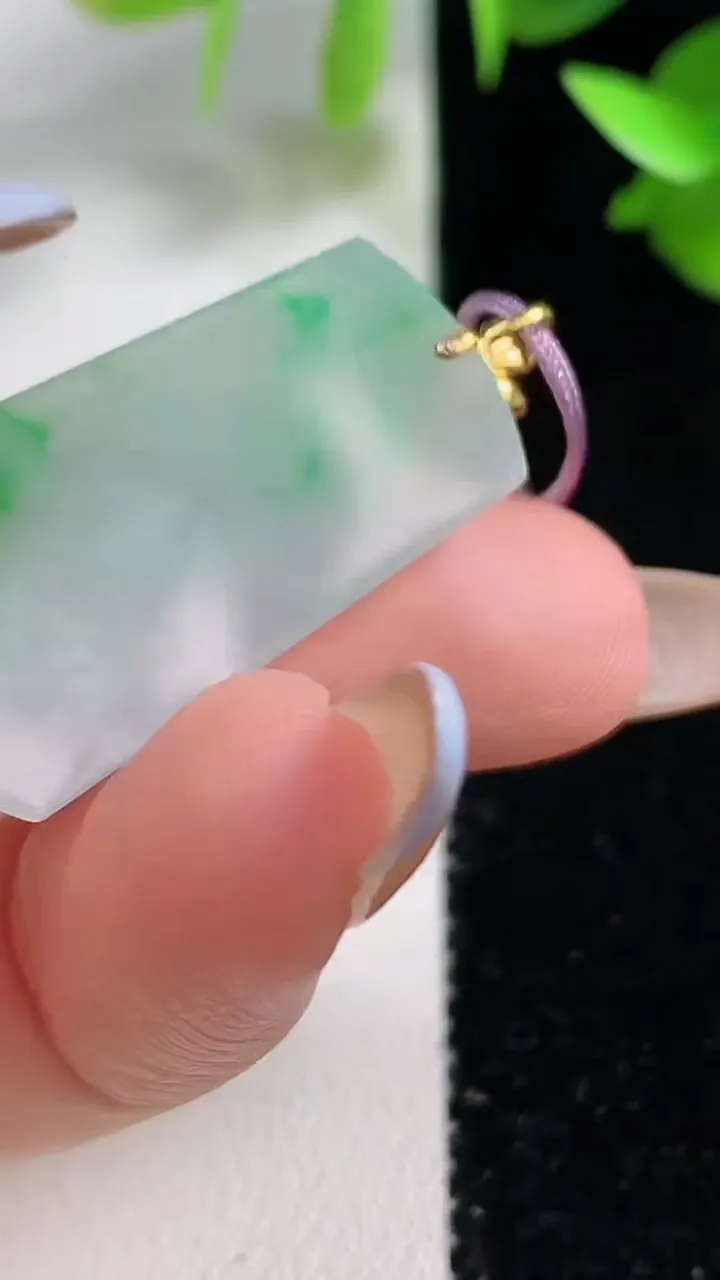 天然A货翡翠无事牌吊坠，尺寸31-16.8-3.6，重量:4.47g
10月29日