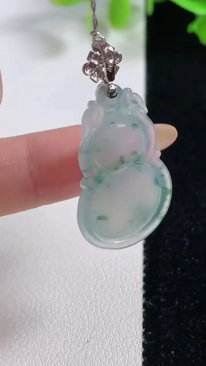 天然A货翡翠种飘花葫芦吊坠，尺寸32-18.7-6，重量:5.70g
10月29日