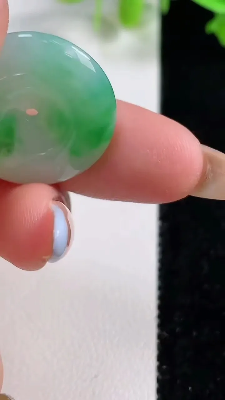 天然A货翡翠平安扣吊坠，尺寸24-5.2，重量:6.79g
10月29日