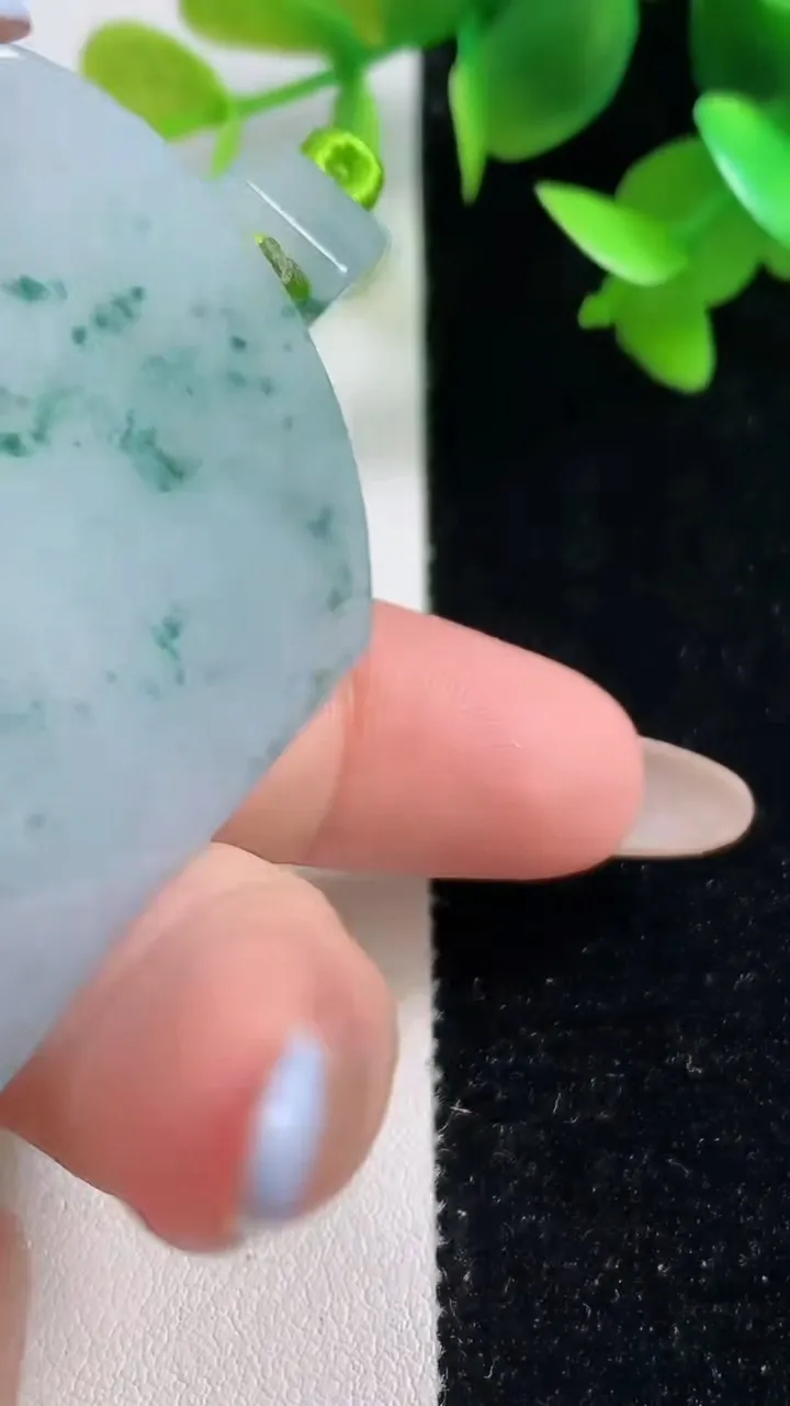 天然A货翡翠冰种飘花无事牌吊坠，尺寸53.2-40.4-6.4，重量:39.00g
10月29日