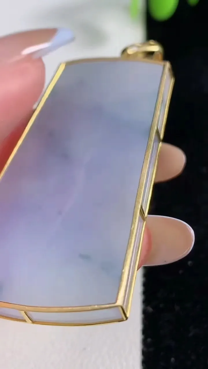 天然A货翡翠18K金紫罗兰飘花无事牌吊坠，尺寸48.3-26.2-4.5，重量:16.58g
10月29日