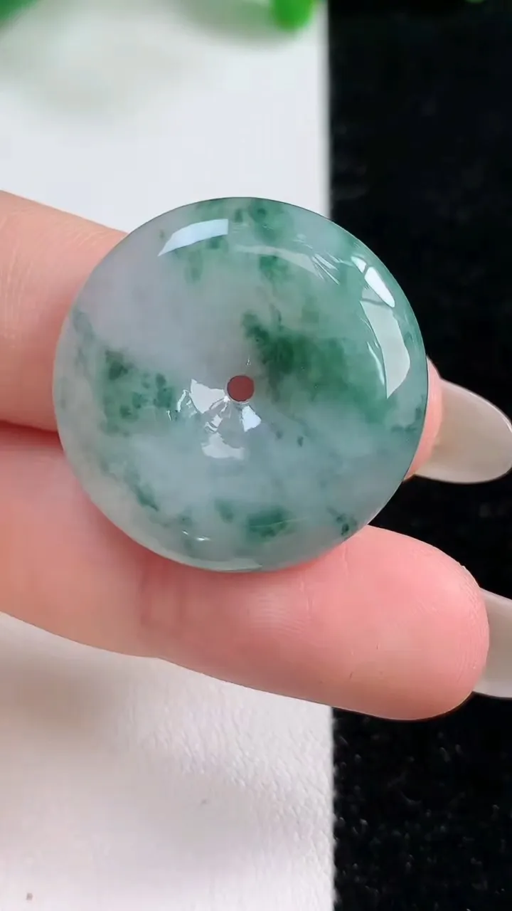 天然A货翡翠飘花平安扣吊坠，尺寸26.6-5.8，重:8.01g
10月29日