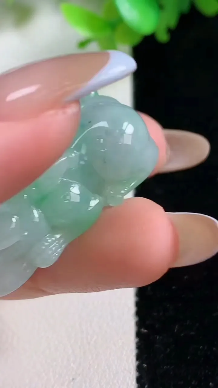 天然A货翡翠貔貅吊坠，尺寸36-21.4-12.2，重量:20.22g
10月29日