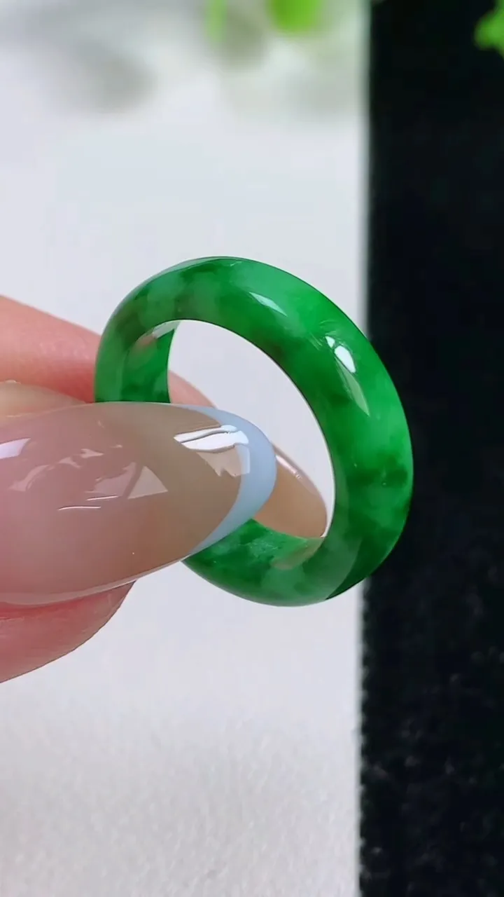 天然A货翡翠指环戒指，尺寸16-4.8-2.6，重量:2.54g2025年10月29日
工厂直销收藏