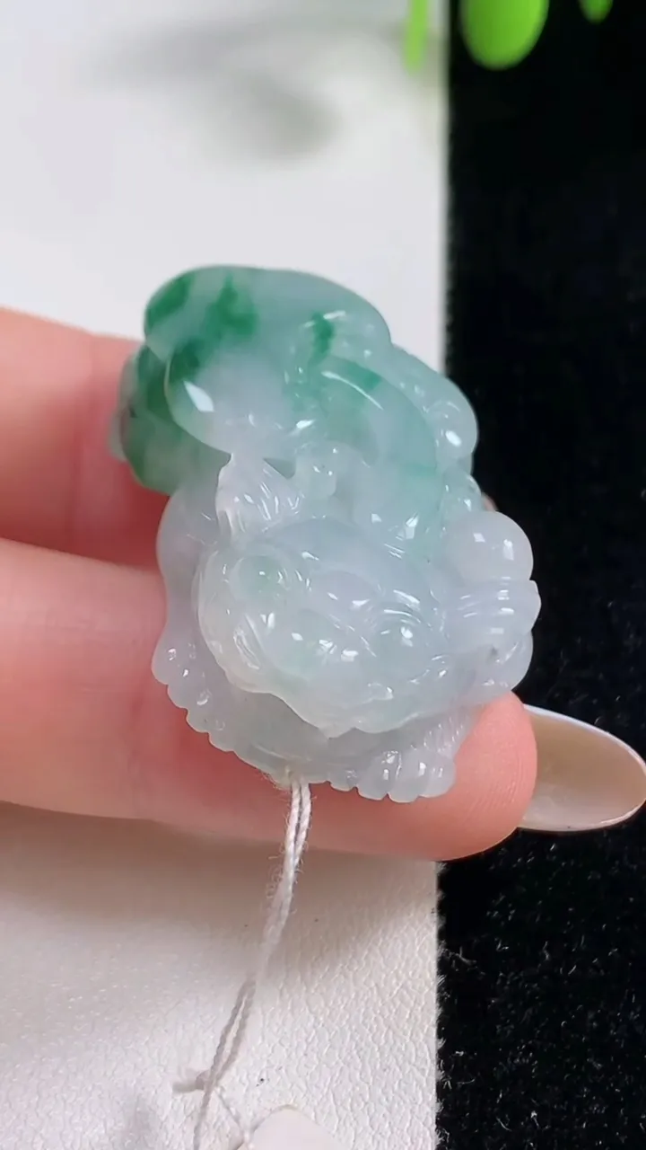 天然A货翡翠貔貅吊坠，尺寸35.7-22.4-12.5，重量:21.35g
10月29日