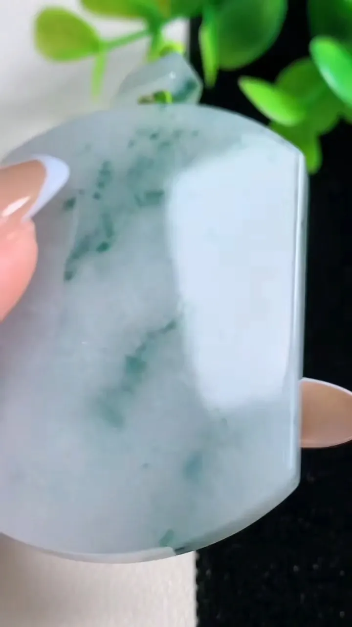 天然A货翡翠冰种飘花无事牌吊坠，尺寸53.2-40.4-6.4，重量:39.00g
10月29日